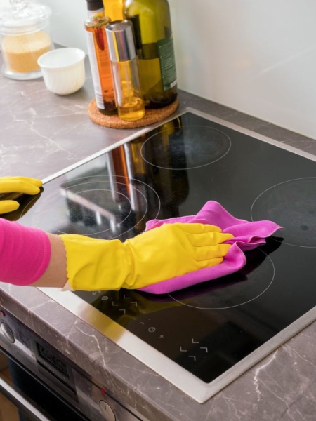 Hướng dẫn vệ sinh bếp từ đúng cách – Giữ bếp như mới sau nhiều năm sử dụng